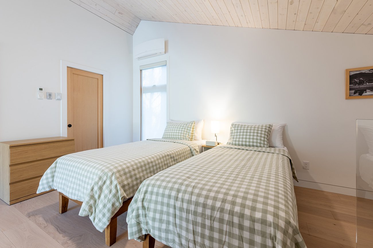 CABN1_upstairs_bedroom